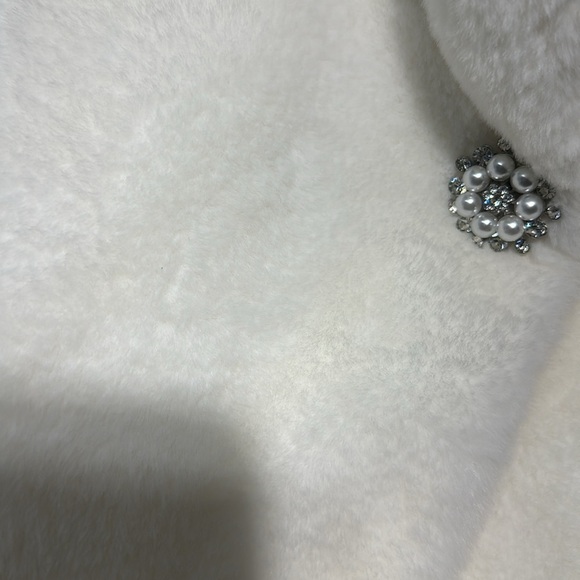 Laura  cape - Picture 3 of 5